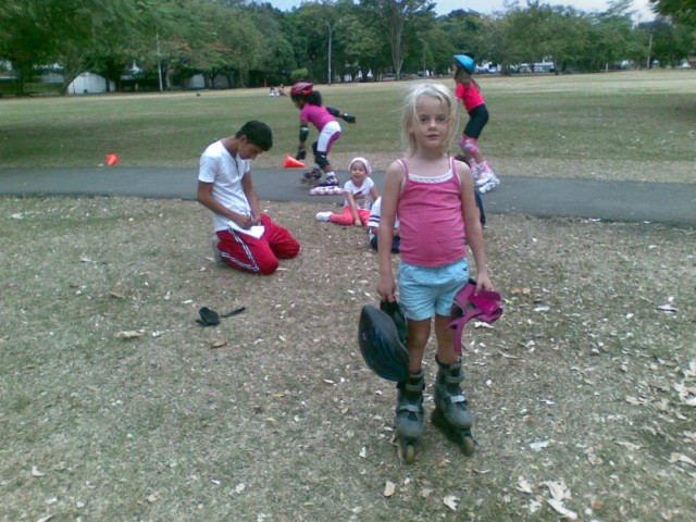 La championne de roller et son moniteur La championne de roller et son moniteur