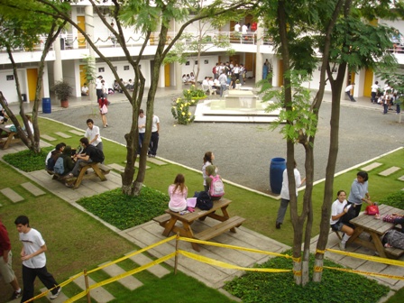 La cours du lycée (côté lycée) La cours du lycée (côté lycée)